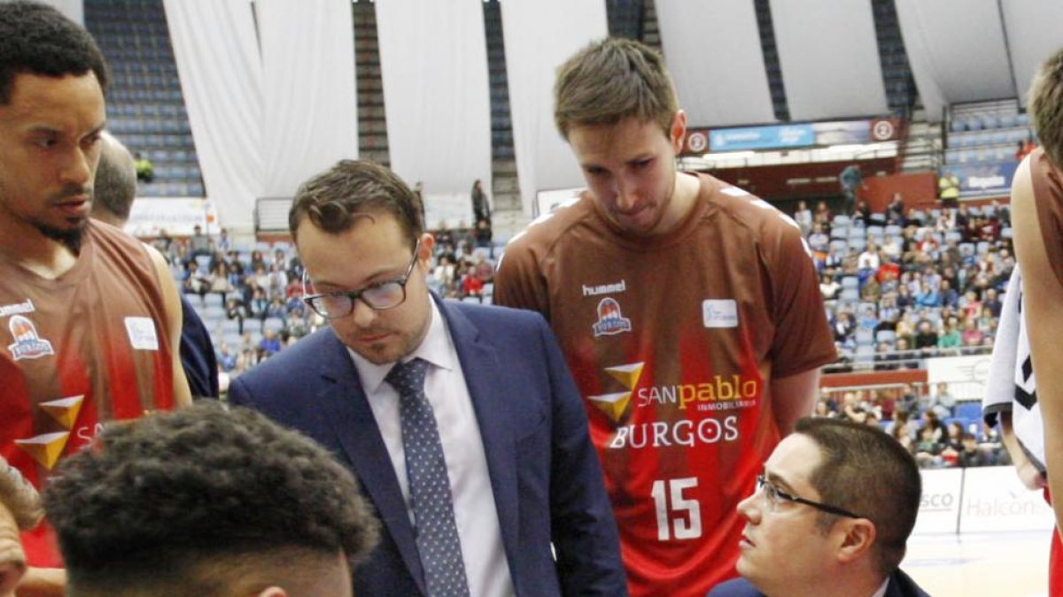 Epi habla con sus jugadores durante un tiempo muerto.-ACB PHOTO / L. GARCÍA