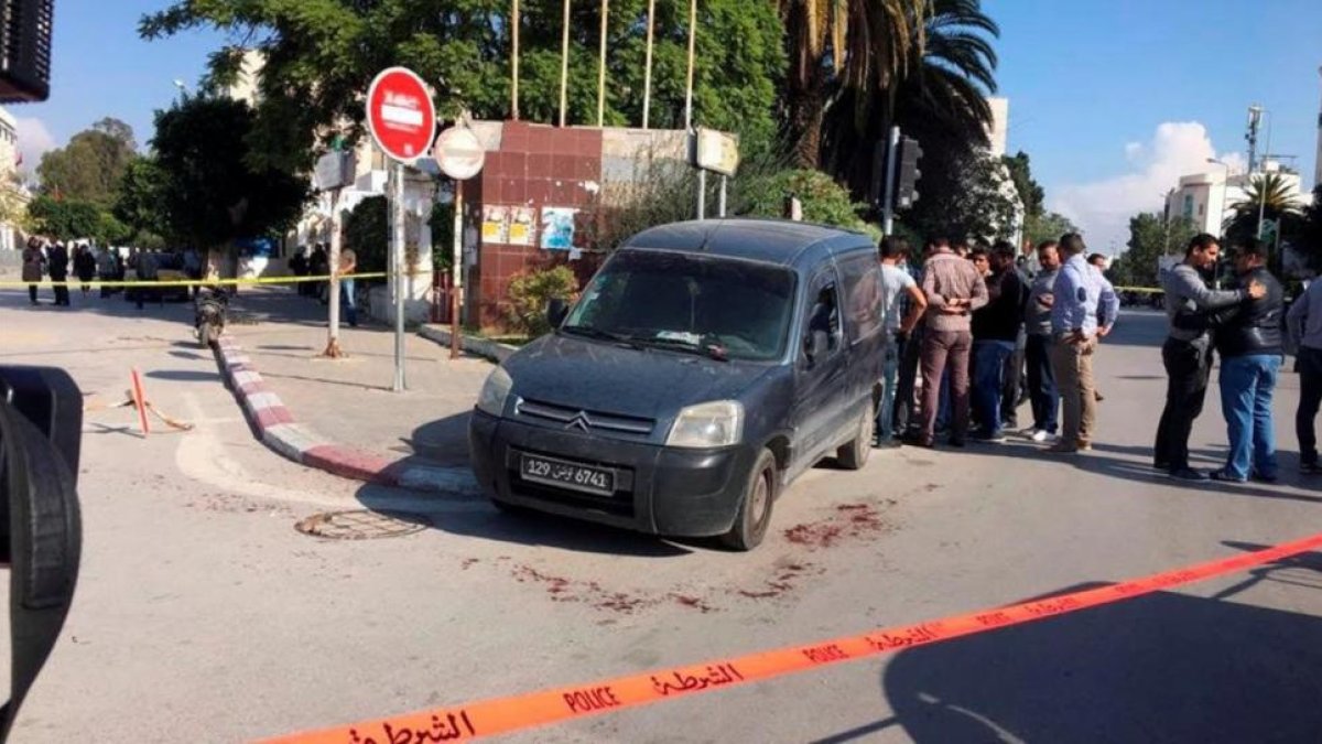Lugar del ataque de un yihadista a dos policías en Túnez. / ZOUBEIR SOUISSI / REUTERS-/ ZOUBEIR SOUISSI / REUTERS