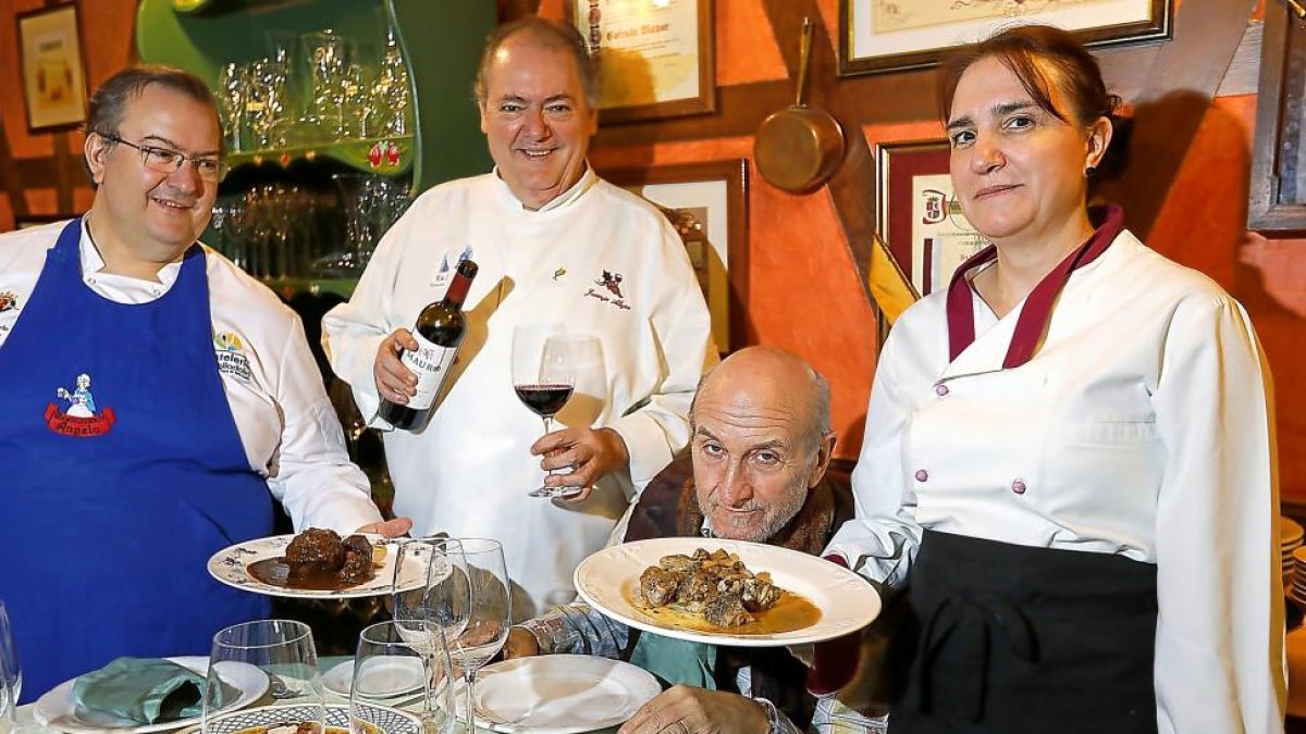 elección. Jesús y Juanjo Alejos y Teresa Martín presentan sus tres platos favoritos y un vino tinto a Javier Angulo.-J.M. LOSTAU