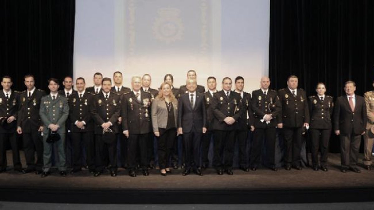 Foto de grupo de los condecorados y autoridades en el Día de la Policía celebrado ayer.-ISRAEL L. MURILLO