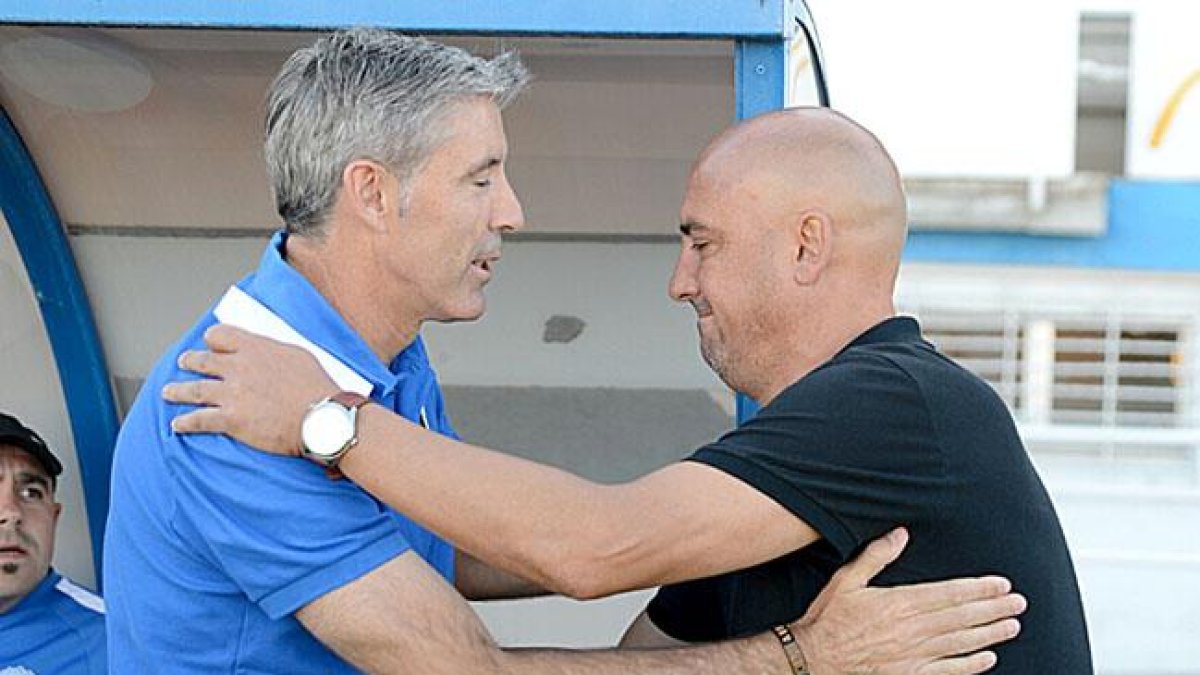 Fernández (izquierda) y Ferreras se saludan antes del encuentro.-ALBERTO CALVO