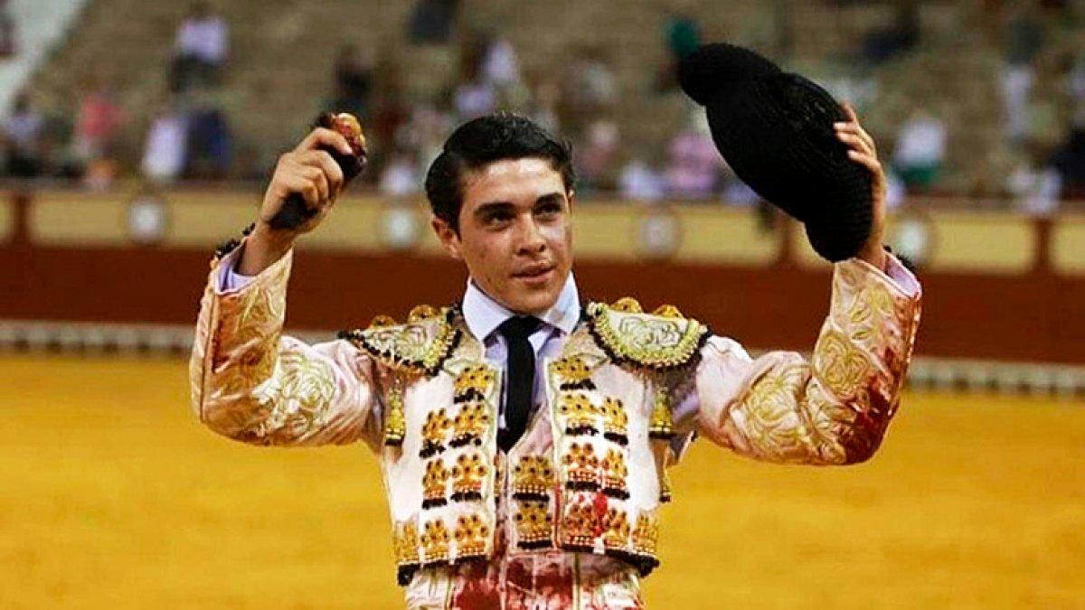 Jarocho saluda al público después de una corrida. ECB