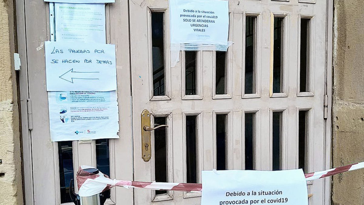 Imagen del centro de salud de Espinosa, que solo atenderá urgencias vitales. ECB