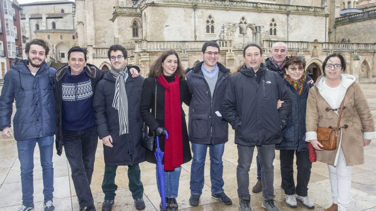 Parte del equipo de Raúl Salinero, en el centro, se reunió ayer frente a la Catedral de Burgos.-SANTI OTERO