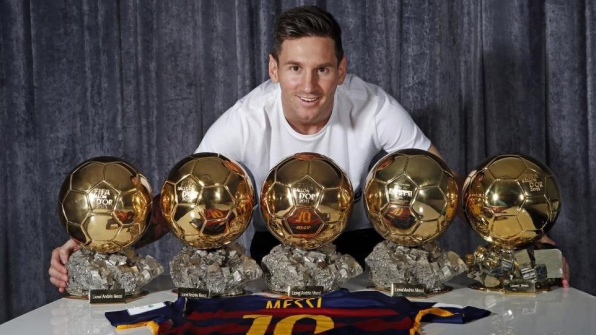 Leo Messi posa para EL PERIÓDICO con sus cinco balones de oro.-BARCELONA 15 16