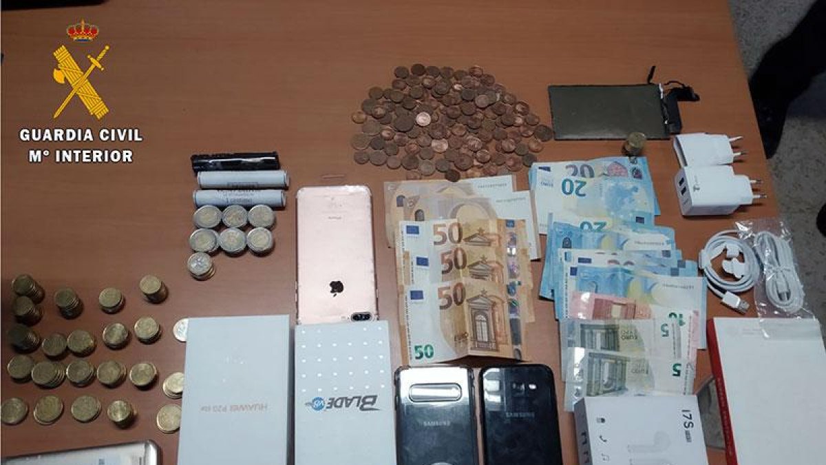 Imagen de los objetos sustraídos en la empresa de paquetería de la capital ribereña.-GUARDIA CIVIL