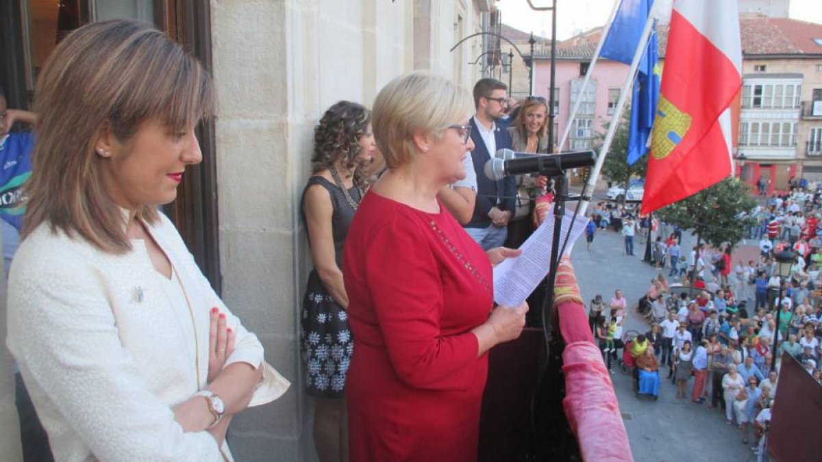 La presidenta de Cáritas, Chelo García, abrió las fiestas con su pregón en el balcón del Ayuntamiento.-E. M.