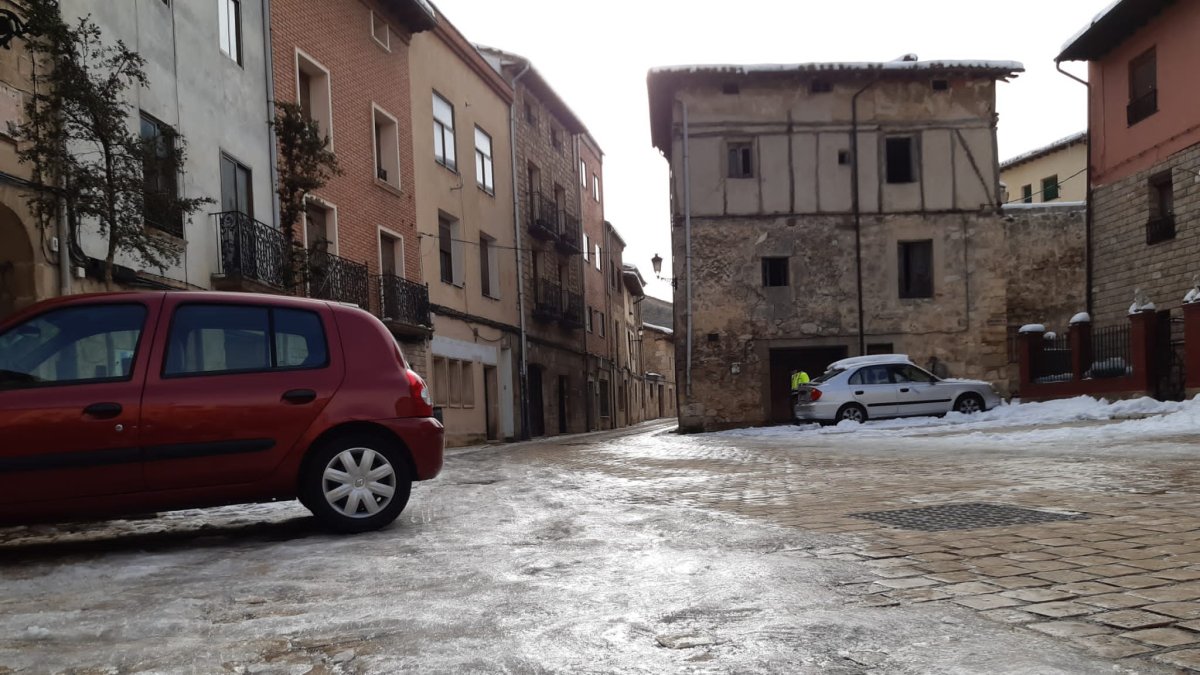 Calles con gruesas capas de hielo en Pancorbo. ECB