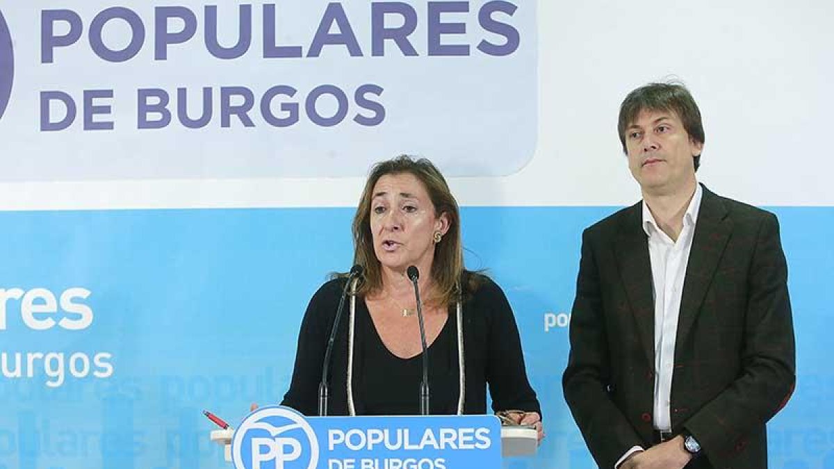 Begoña Contreras y Arturo Pascual comparecieron ayer en la sede del Partido Popular de Burgos.-RAÚL G. OCHOA