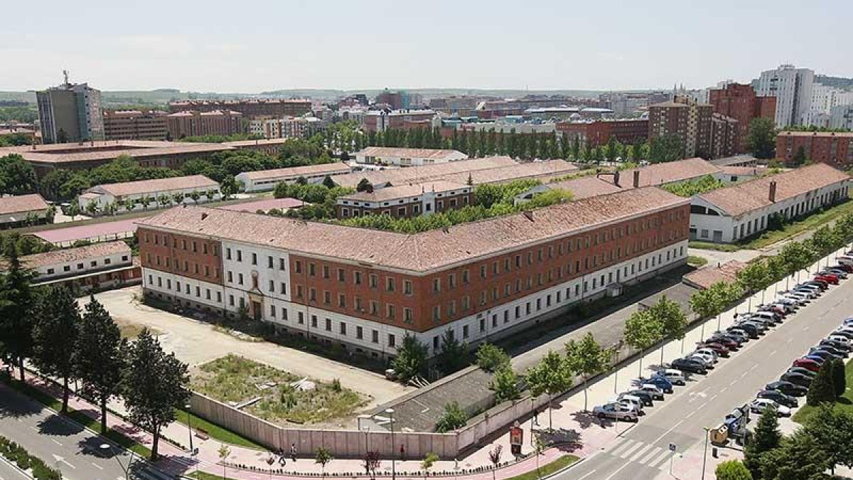Las traseras del Diego Porcelos albergan el parque de Artillería.-RAÚL G. OCHOA