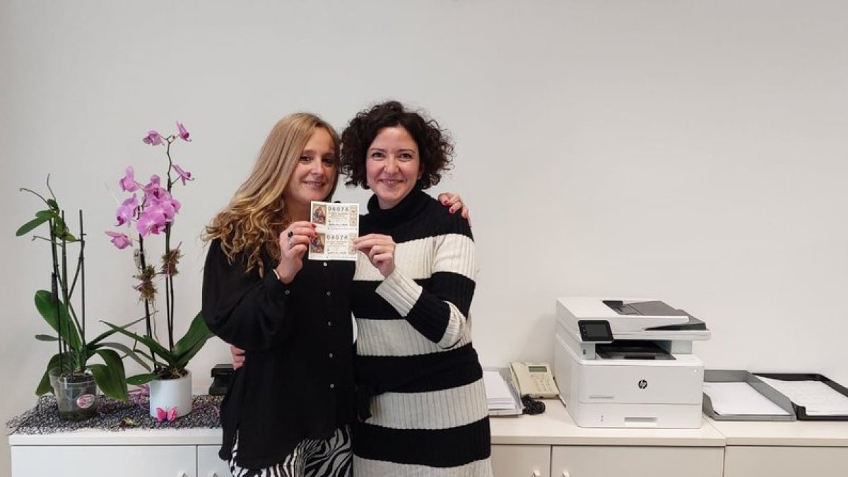 Laura y Pili han recibido el segundo premio traído desde Bilbao. E. M.