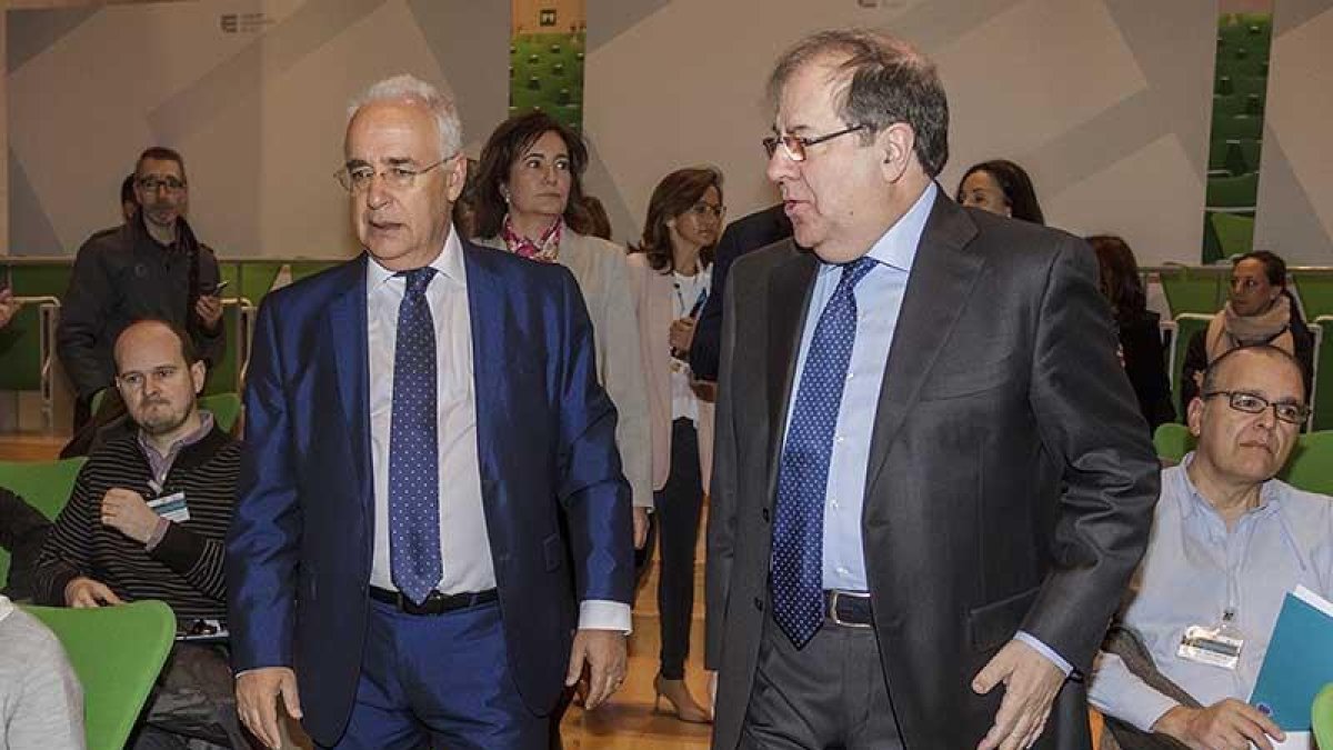Herrera y Ceniceros se dirigen al estrado para inaugurar la reunión de los expertos europeos.-S. OTERO