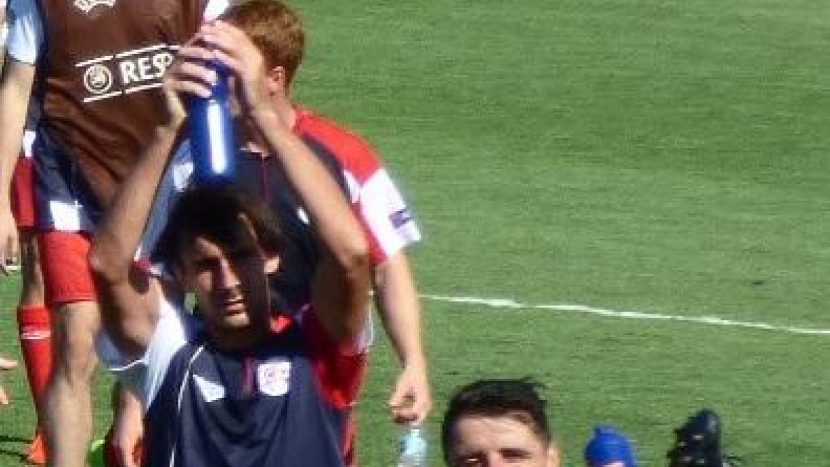 Zazu se despide de la afición tras la derrota de ayer.-FCYLF