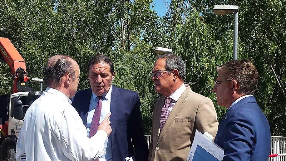 El consejero charla con uno de los responsables médicos durante su visita de ayer al hospital de Aranda.-L. V.