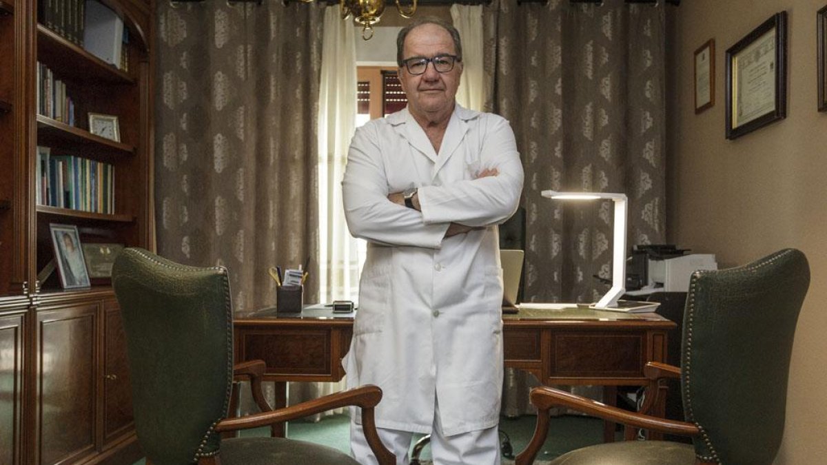 El doctor José Carlos Fuertes Rocañín, en su consulta de Burgos.-SANTI OTERO