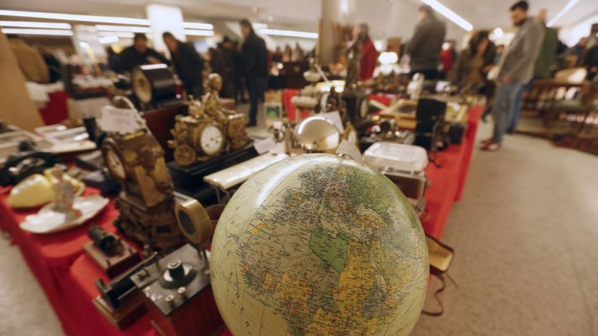 Relojes, bisutería, globos terráqueos y otras reliquias del pasado que pueden verse, este fin de semana, en el Fórum Evolución.-