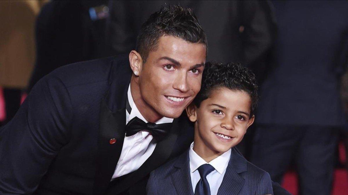 Cristiano Ronaldo junto a su hijo.-