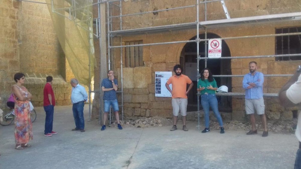 Con el programa ‘Abierto por obras’, cerca de 50 personas realizaron una visita en agosto, en la que la empresa constructora les explicó  la labor que se realizará.-ECB