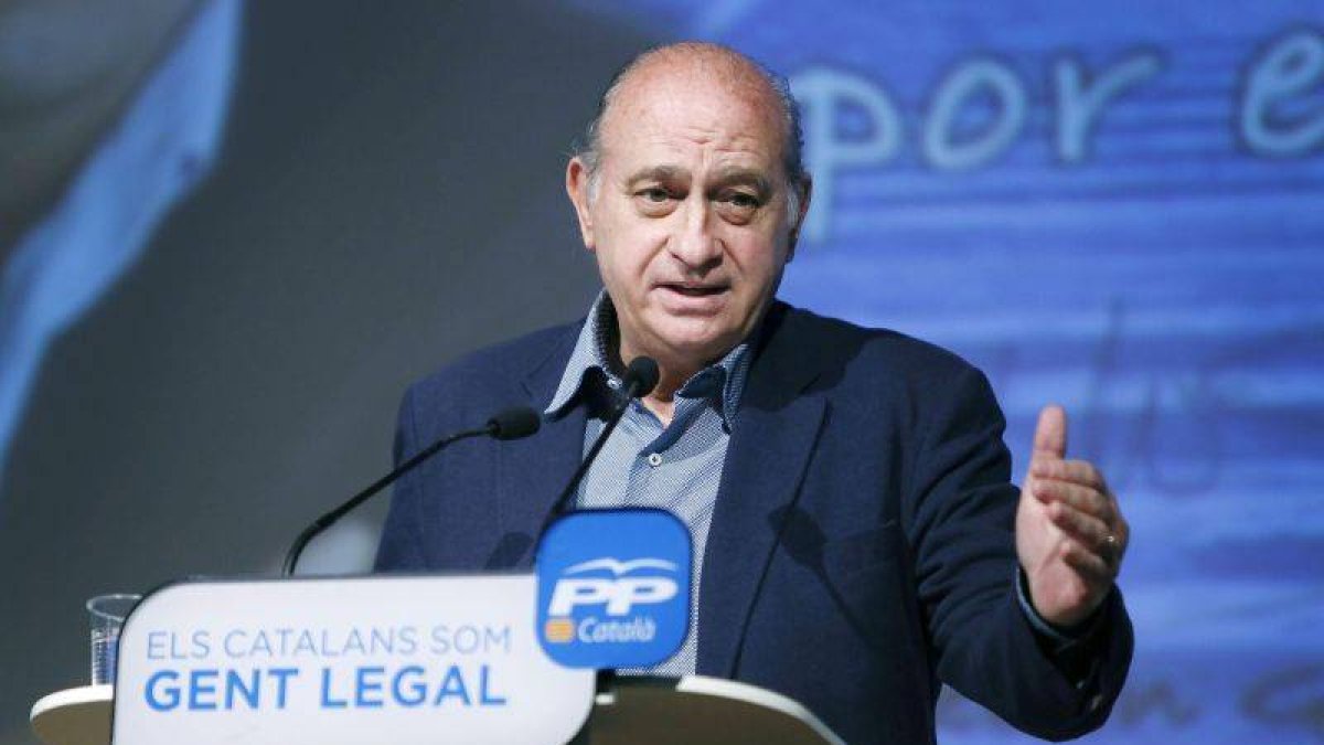 El ministro de Interior, Jorge Fernández Díaz, durante su intervención en el acto de presentación del candidato del PPC a la alcaldía de Sabadell, Esteban Gesa.-Foto: EFE