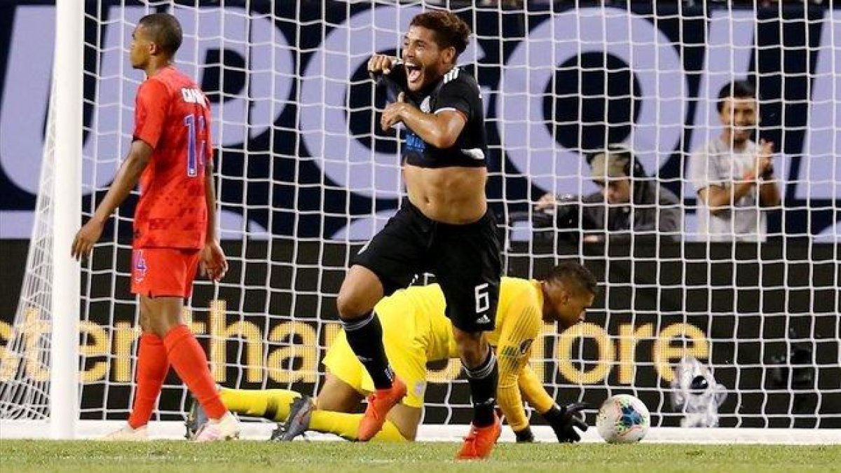 Jonathan Dos Santos celebra un gol con la camiseta de México.-DYLAN BUELL/ AFP