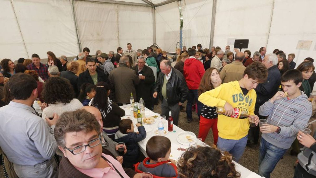A pesar de la lluvia, los vecinos se atrevieron a lucir sus trajes regionales en el barrio de El Pilar.-SANTI OTERO