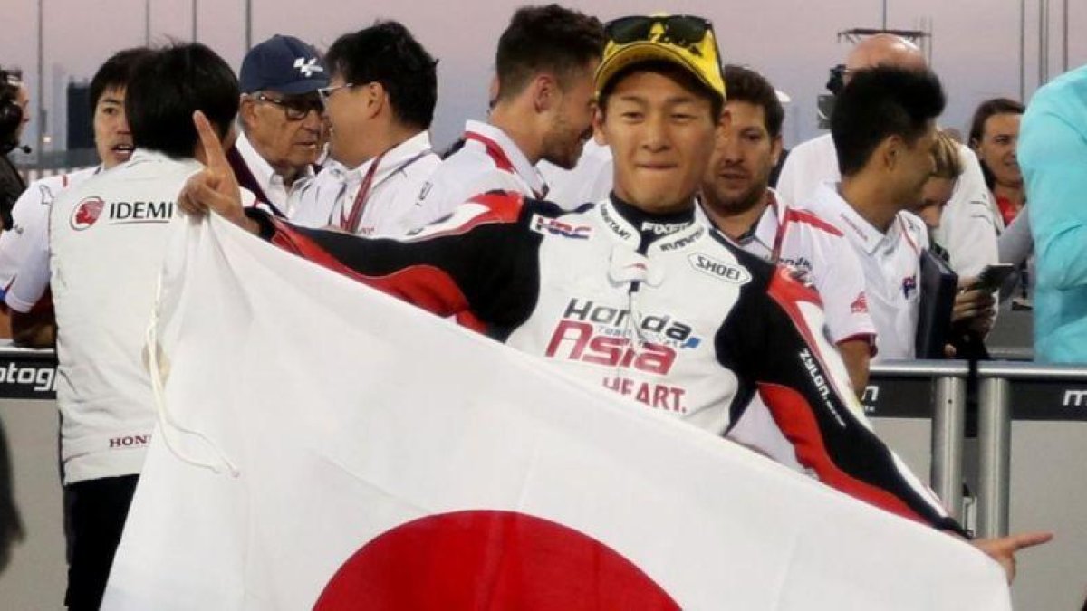 Kaito Toba, del Honda Team Asia, celebra su victo.-REUTERS / IBRAHEEM AL OMARI