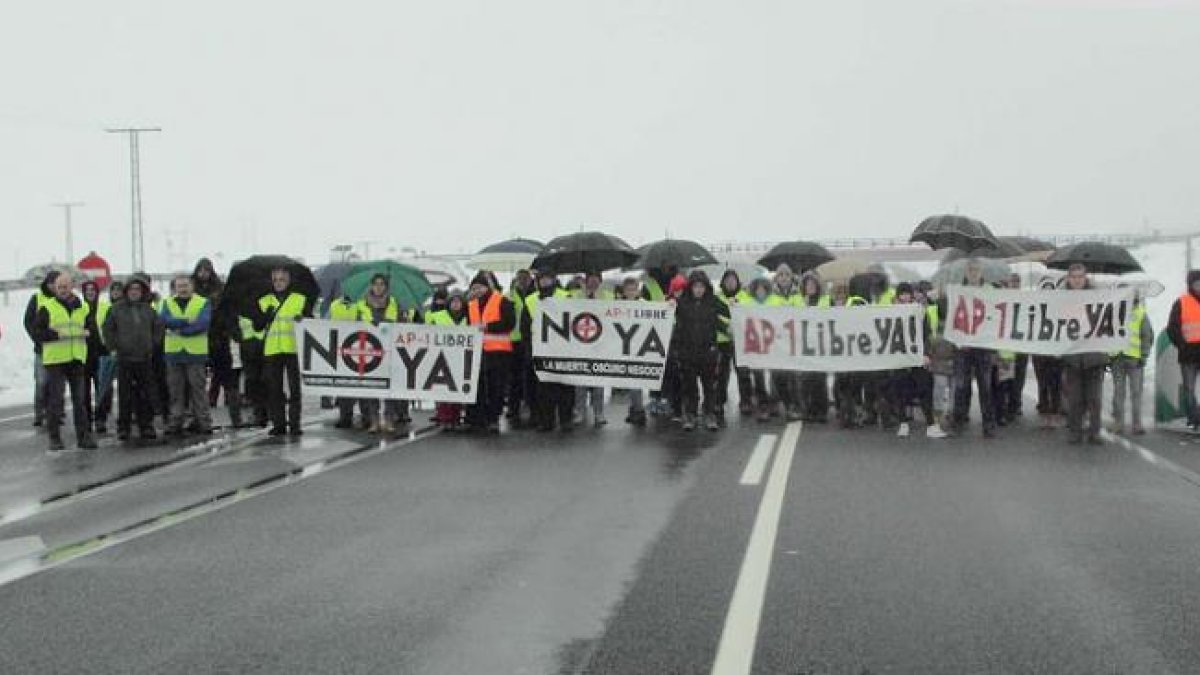 Un momento de la concentración de ayer donde los manifestantes lucharon también contra la nieve y el frío.-G. G.