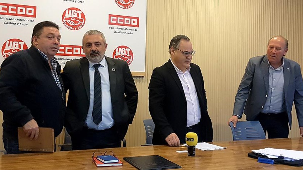 El subdelegado de Gobierno y sindicatos convocaron ayer una reunión con la patronal, alcaldes, Inspección de trabajo y fuerzas de seguridad.-L. VELÁZQUEZ