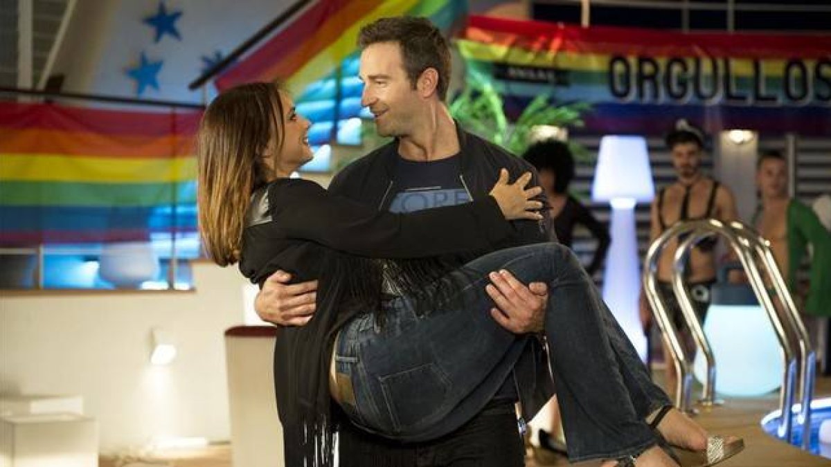 Chenoa, junto al actor Fernando Gil, en la serie 'Anclados', de Tele 5.-Foto: MEDIASET