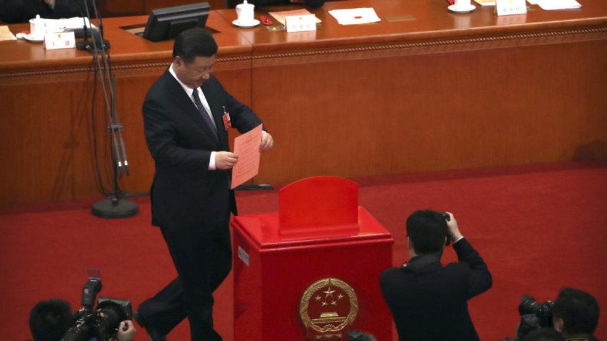 Xi Jinping deposita su voto en la sesión que aprobó la reforma constitucional.-MARK SCHIEFELBEIN (AP)