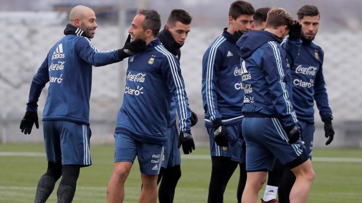 Mascherano (izquierda), con sus compañeros de la selección argentina.-EFE / SERGEI ILNITSKY