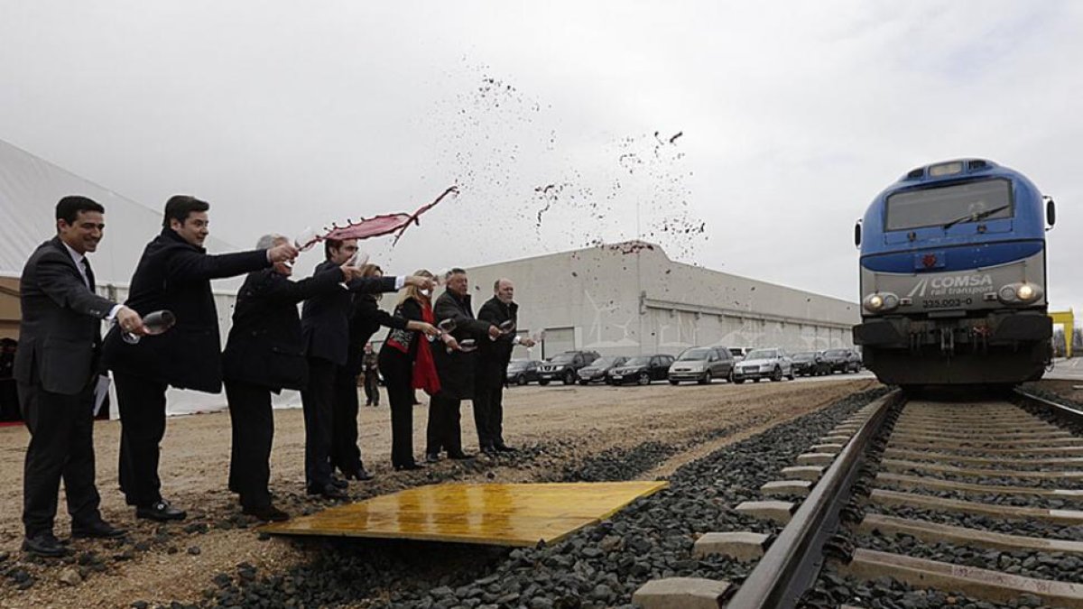 Las autoridades esperan la llegada de un tren al ramal.-PACO SANTAMARÍA
