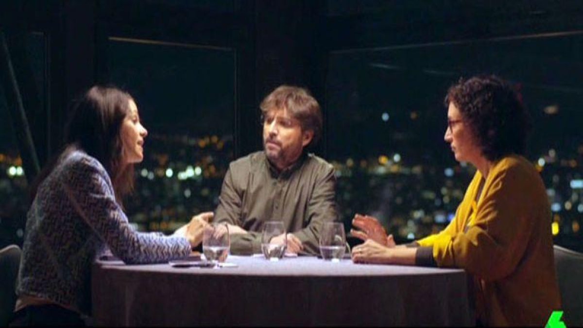 Jordi Évole, entre Inés Arrimadas y Marta Rovira, en el programa de La Sexta Salvados.-EL PERIÓDICO