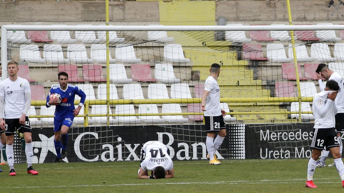 Los jugadores del Burgos se lamentan tras encajar el segundo gol. SANTI OTERO