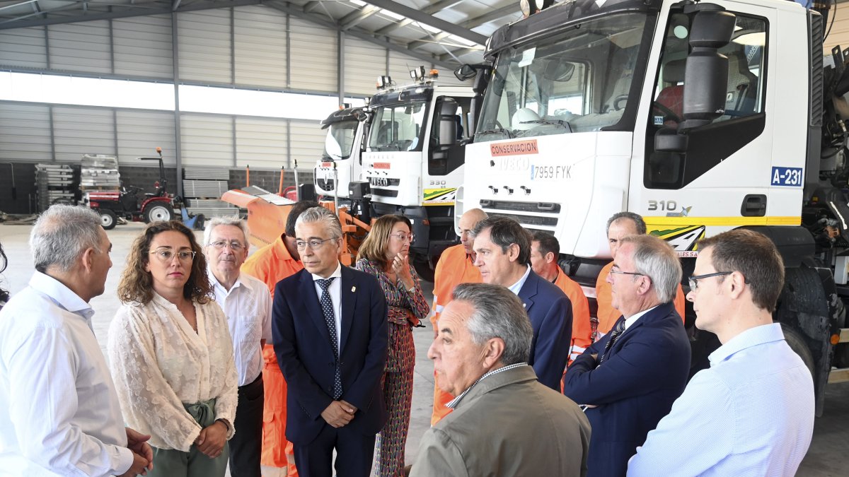 La consejera de Movilidad y Transformación Digital, María González Corral, visita el Centro de Conservación de Carreteras de Olmillos de Sasamón