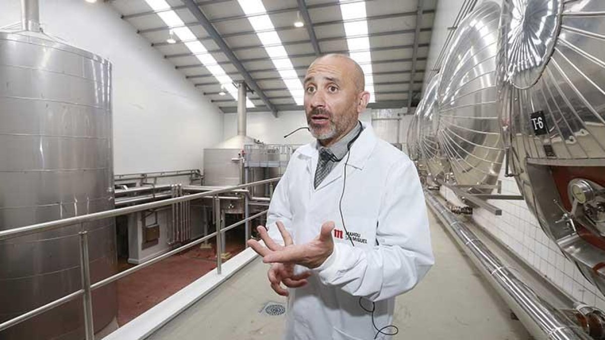 César Rodríguez, en una de las zonas en las que se han renovado la cubierta y se han instalado superficies ignífugas.-RAÚL OCHOA