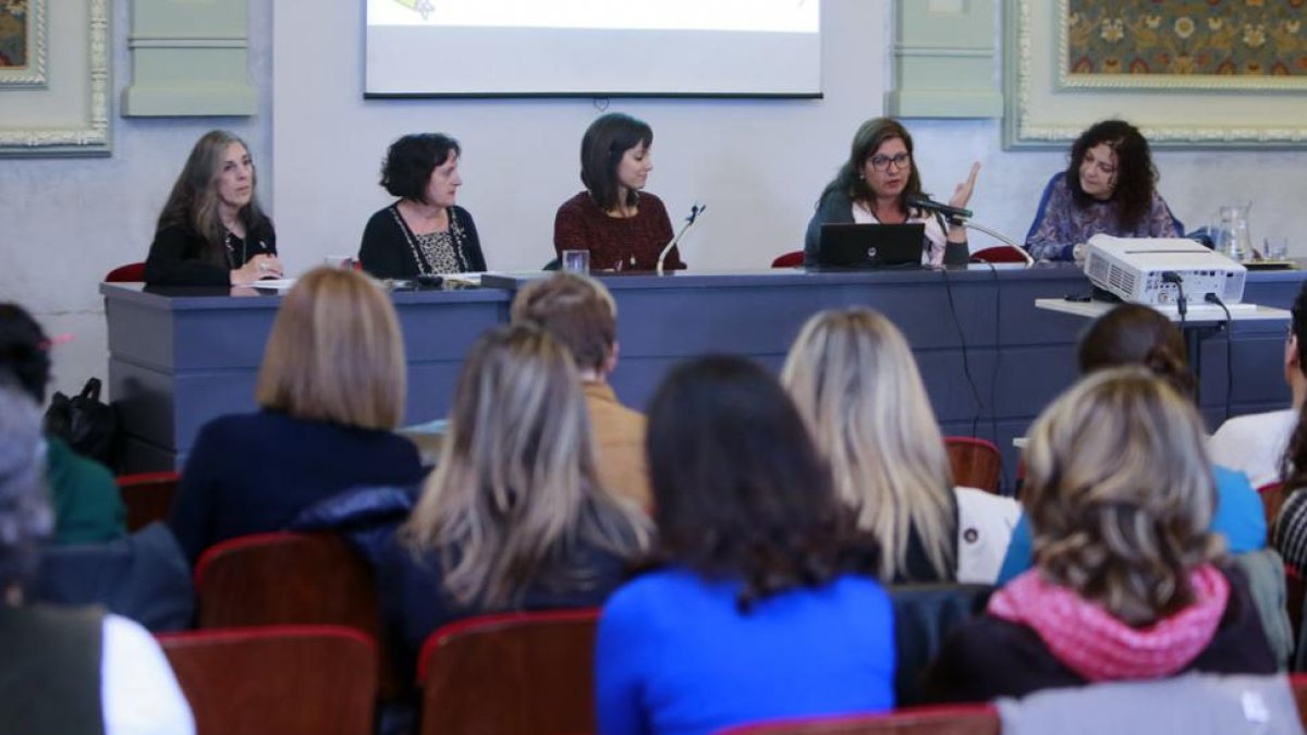 La ponencia de ayer corrió a cargo de expertas en una problemática que se debe erradicar.-RAÚL G. OCHOA