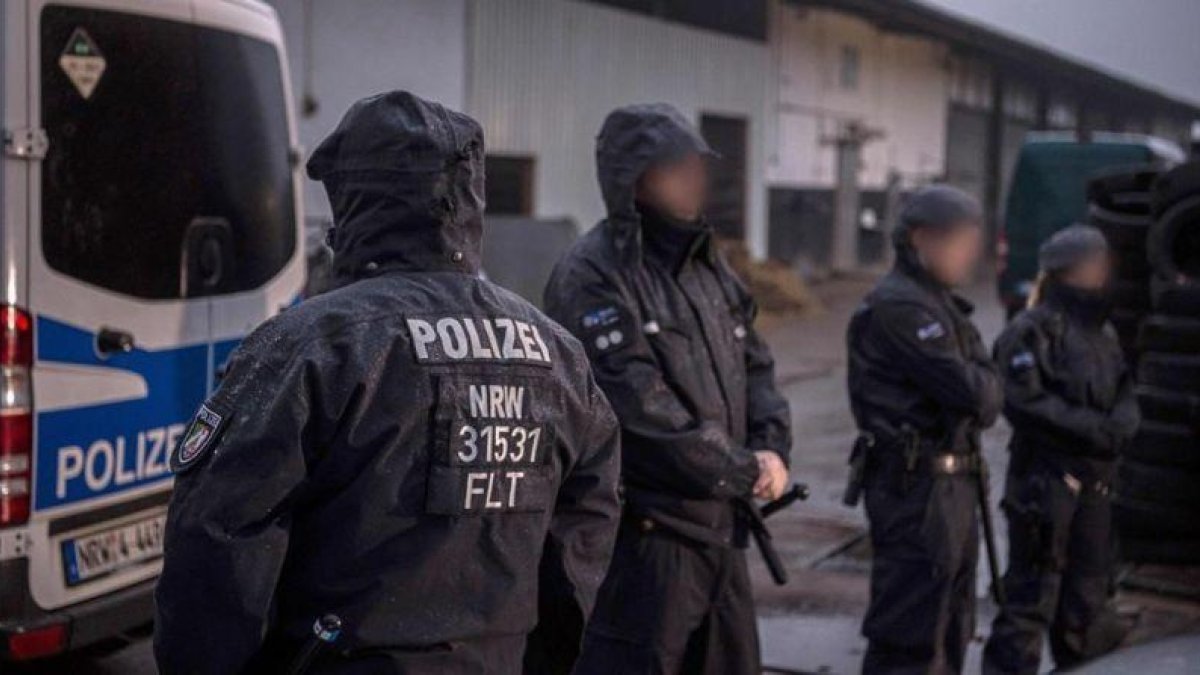 Agentes de policía en una de las redadas contra un almacén de una firma editorial vinculada al grupo salafista La Verdadera Religión, en Pulheim (oeste de Alemania), este martes.-AFP / WOLFRAM KASTL