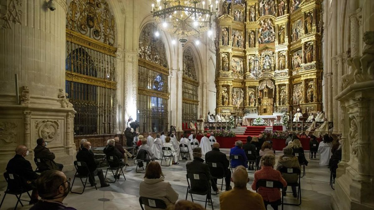 La Vigilia Pascual se celebró en el Altar Mayor de la Catedral con aforo limitado y otras medidas para evitar el contagio de Covid. FOTOS: SANTI OTERO