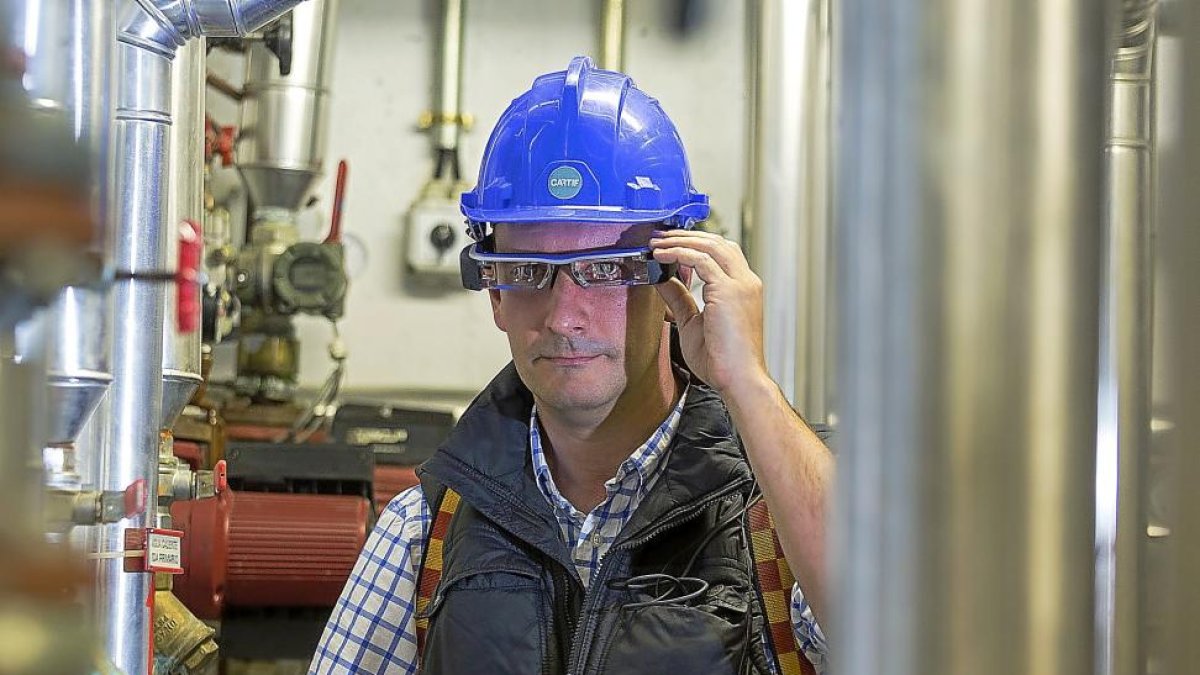 El investigador Javier Rodríguez realiza una prueba del sistema MARCA en las instalaciones del Centro Tecnológico Cartif.-MIGUEL ÁNGEL SANTOS