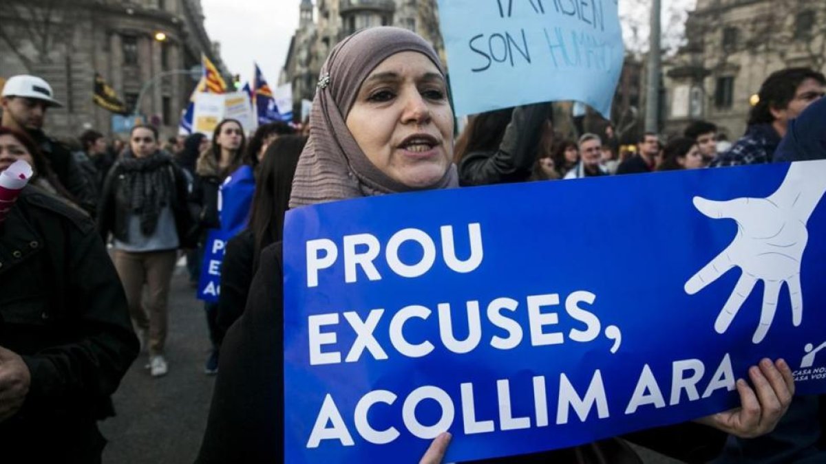 Una manifestante a favor de la acogida de refugiados, el 18 de febrero, en Barcelona.-
