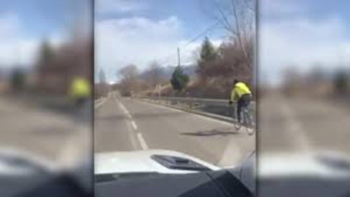 El ciclista adelantado por Messi.-