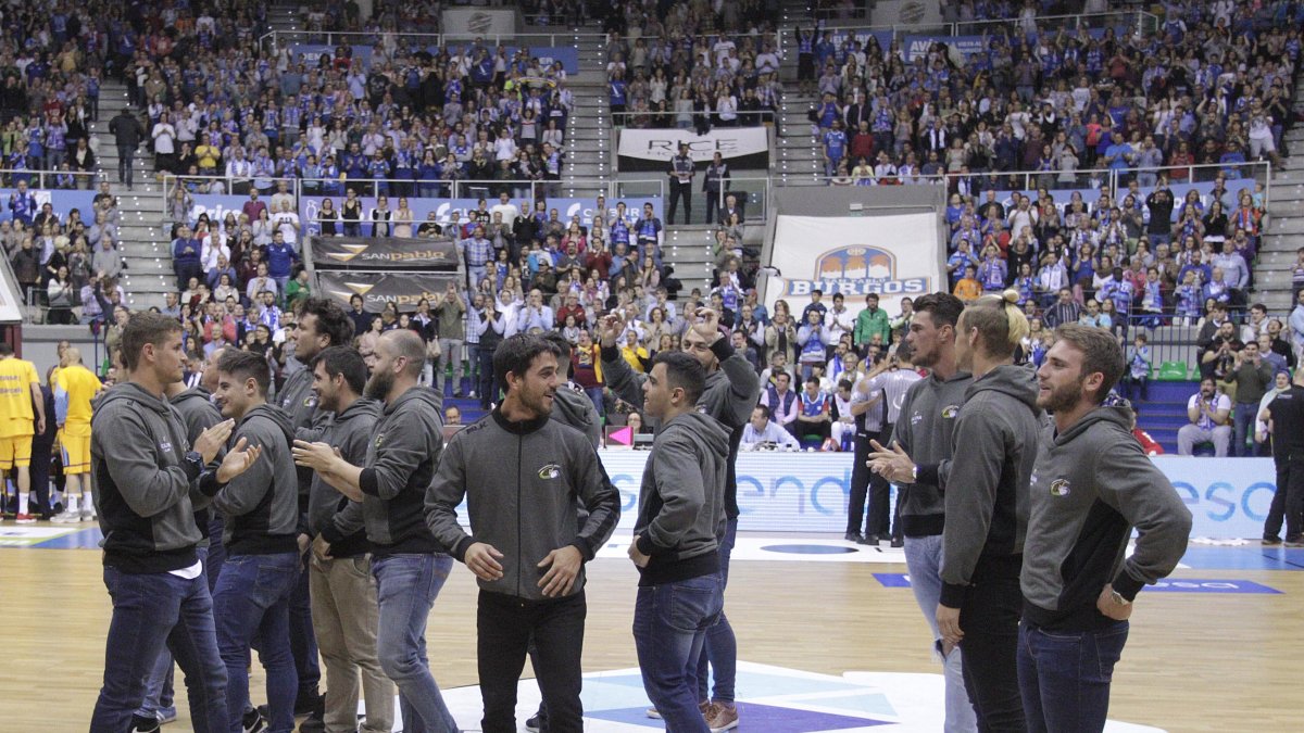 El Aparejadores recibió el calor de la afición del San Pablo en la víspera del ascenso a División de Honor, en 2018. SANTI OTERO