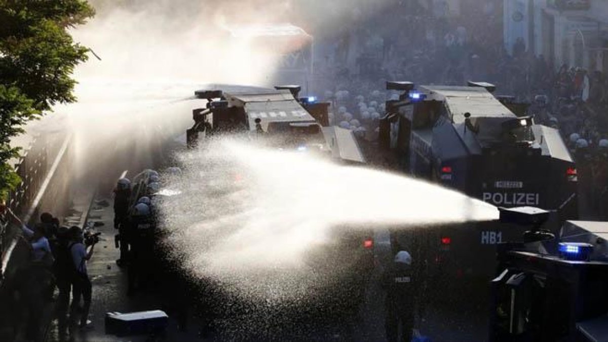 La policía utlizia cañones de agua contra los manifestantes que protestan contra la cumbre del G-20.-REUTERS