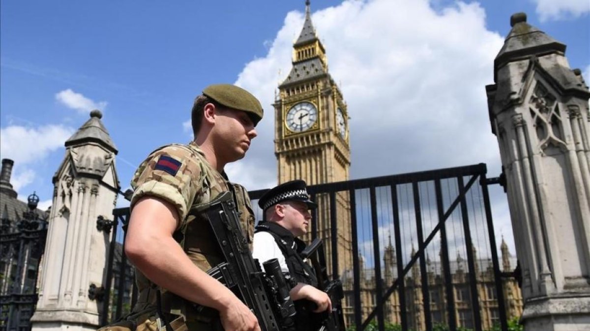 Gran Bretaña desplegó a soldados y pilicías a los sitios clave y elevó su alerta terrorista al máximo después del atentado suicida de Manchester.-AFP / JUSTIN TALLIS