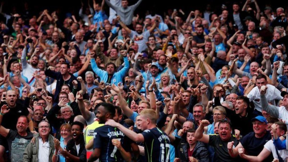 Bernardo Silva, del Manchester City, celebra un gol con los aficionados en un partido de la Premier League.-EDDIE KEOGH