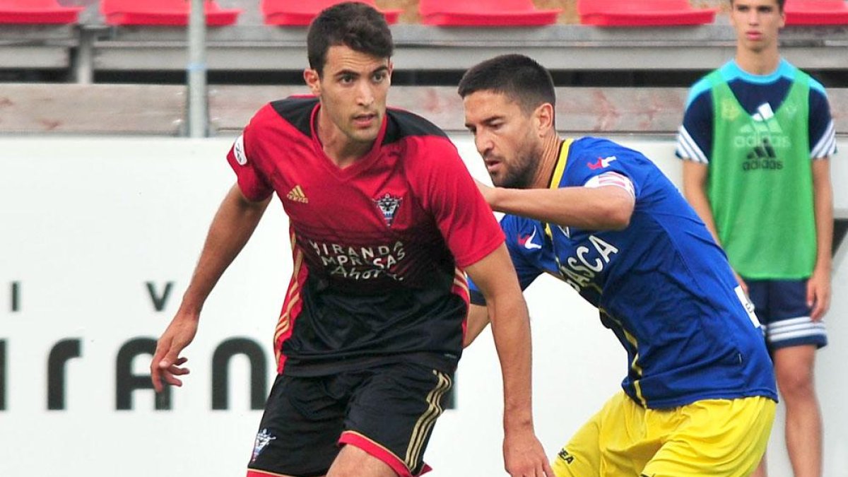 Lance del partido que enfrentó ayer al Mirandés con el Barakaldo.-JOSÉ ESTEBAN EGURROLA