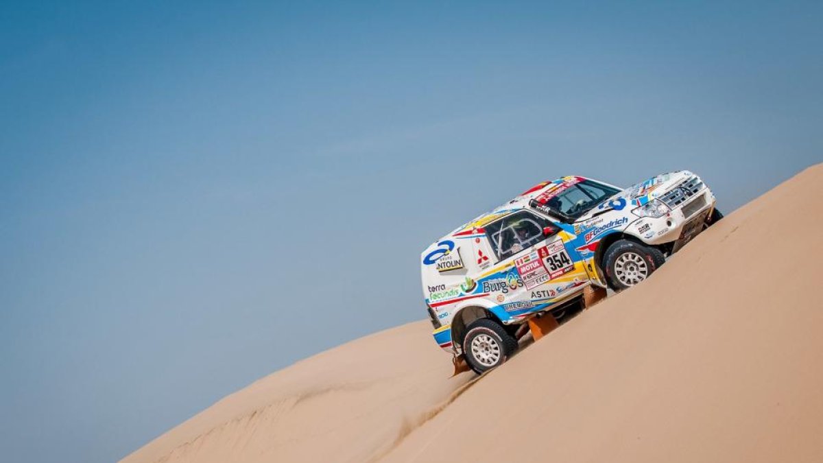 Gutiérrez supera una duna durante una etapa en suelo peruano.-DKR RAID SERVICE