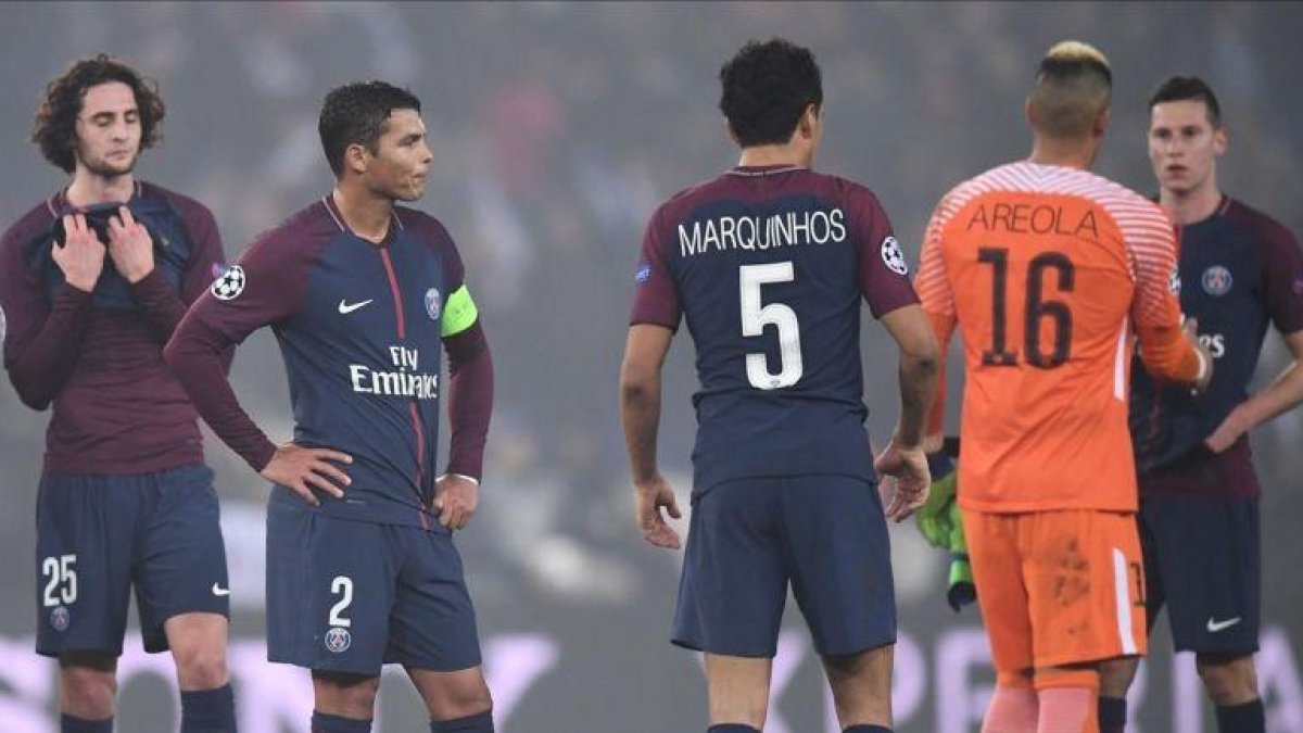 Decepción y desencanto en los rostros de los jugadores del PSG, tras ser eliminados por el Real Madrid de la Champions.-AFP / FRANCK FIFE