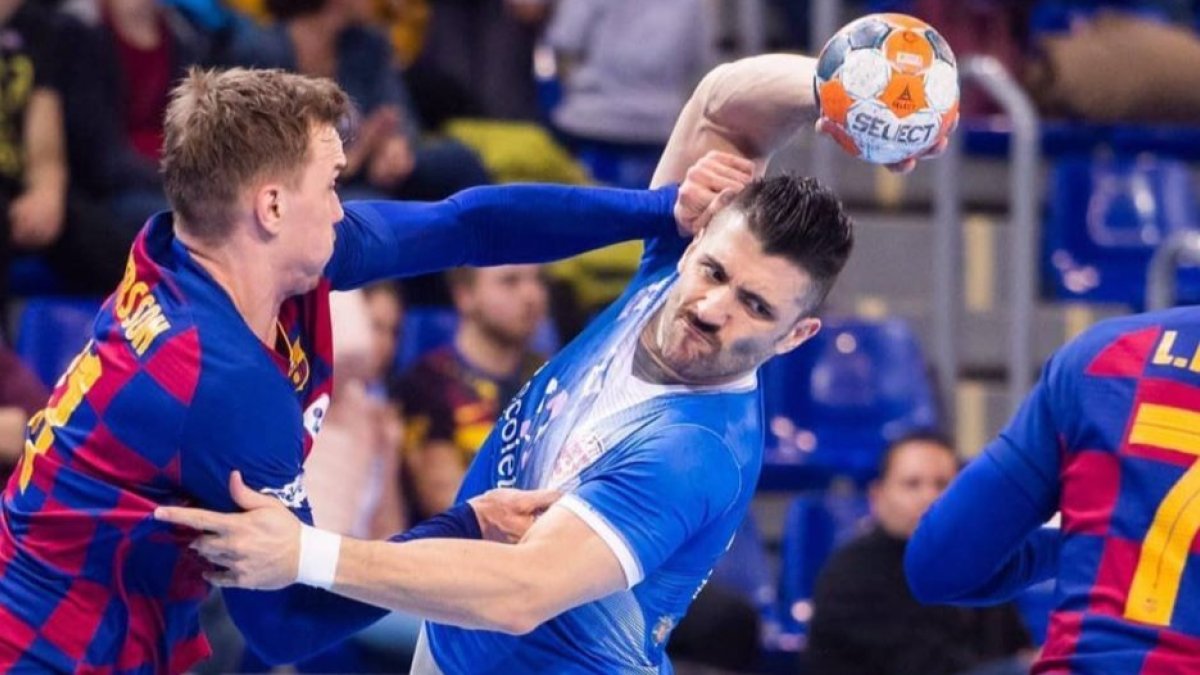 Pérez fuerza la acción durante un partido contra el Barcelona. VÍCTOR SALGADO / FC BARCELONA